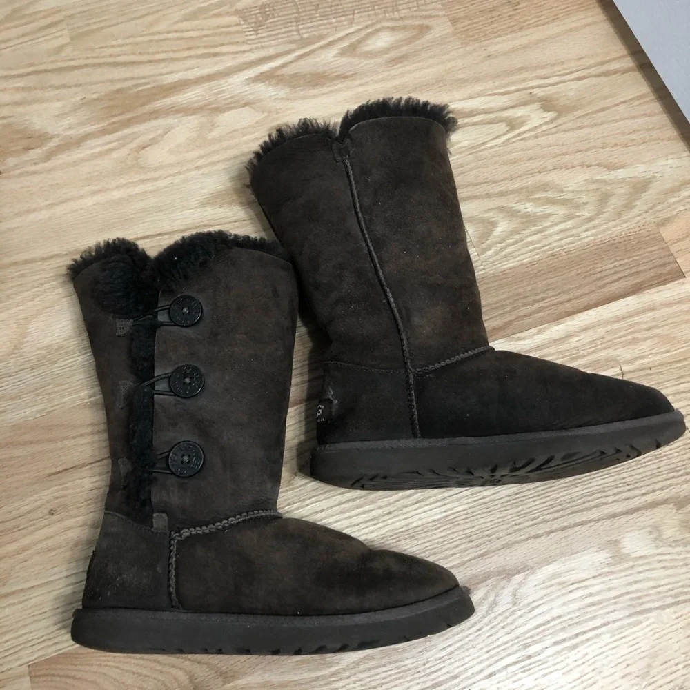 Ugg Bailey Triple Button Boots Sz 4 Brown Suede Leather Youth Girls Kids